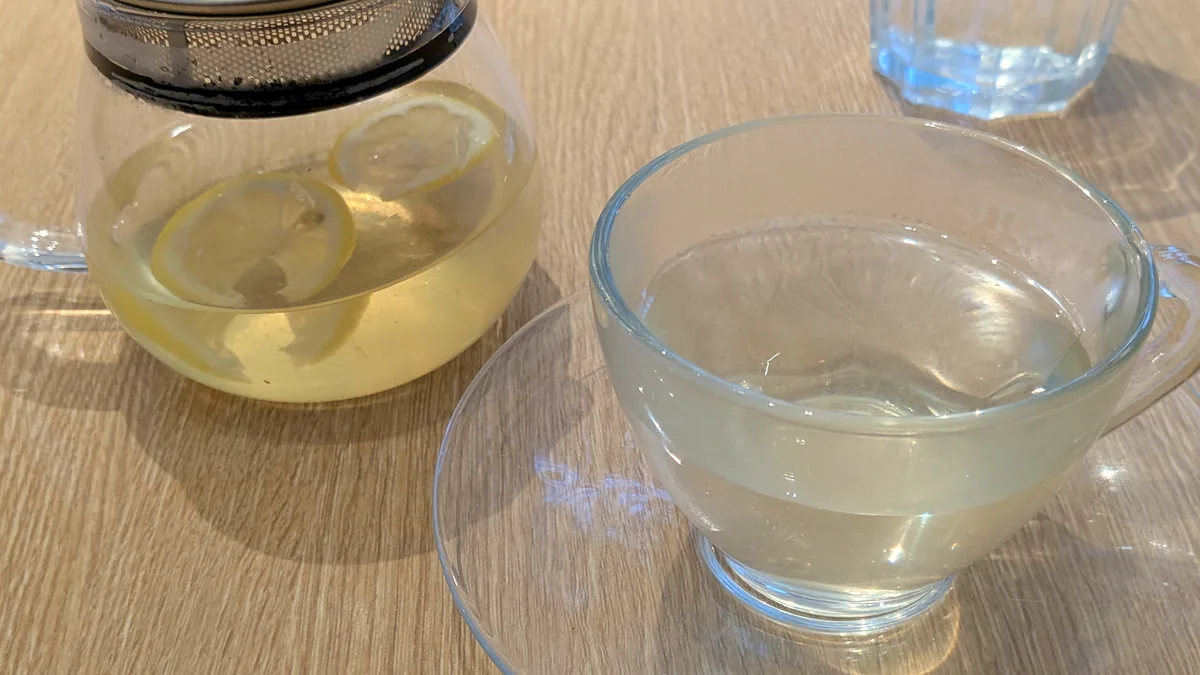 THE ISLAND 久屋大通パーク店のホットのアイランドレモネード。レモンの輪切りが入ったガラスのポットとカップ