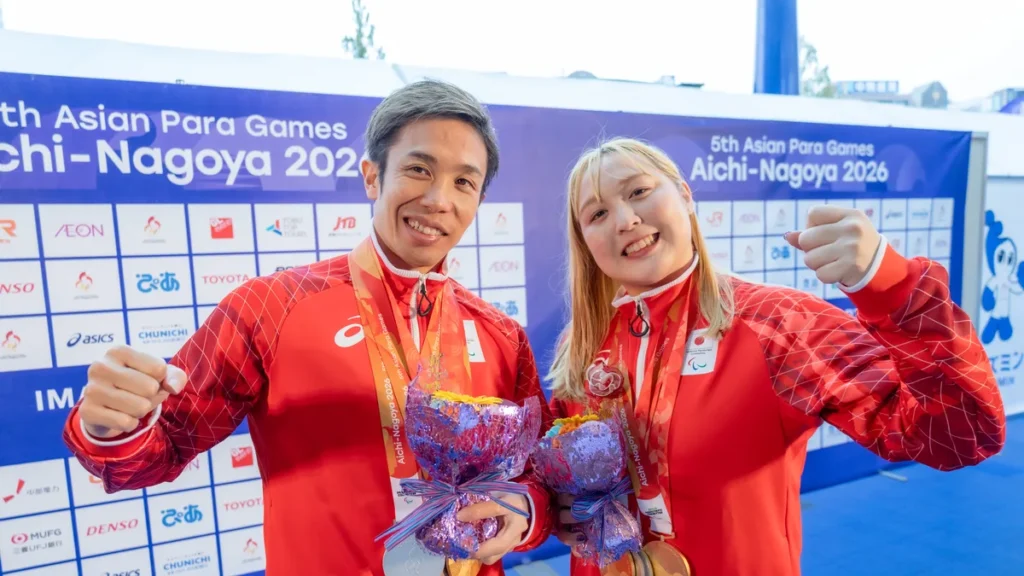 パラ水泳の富田宇宙選手と辻内彩野選手。メダルと花束を手に