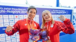 パラ水泳の富田宇宙選手と辻内彩野選手。メダルと花束を手に