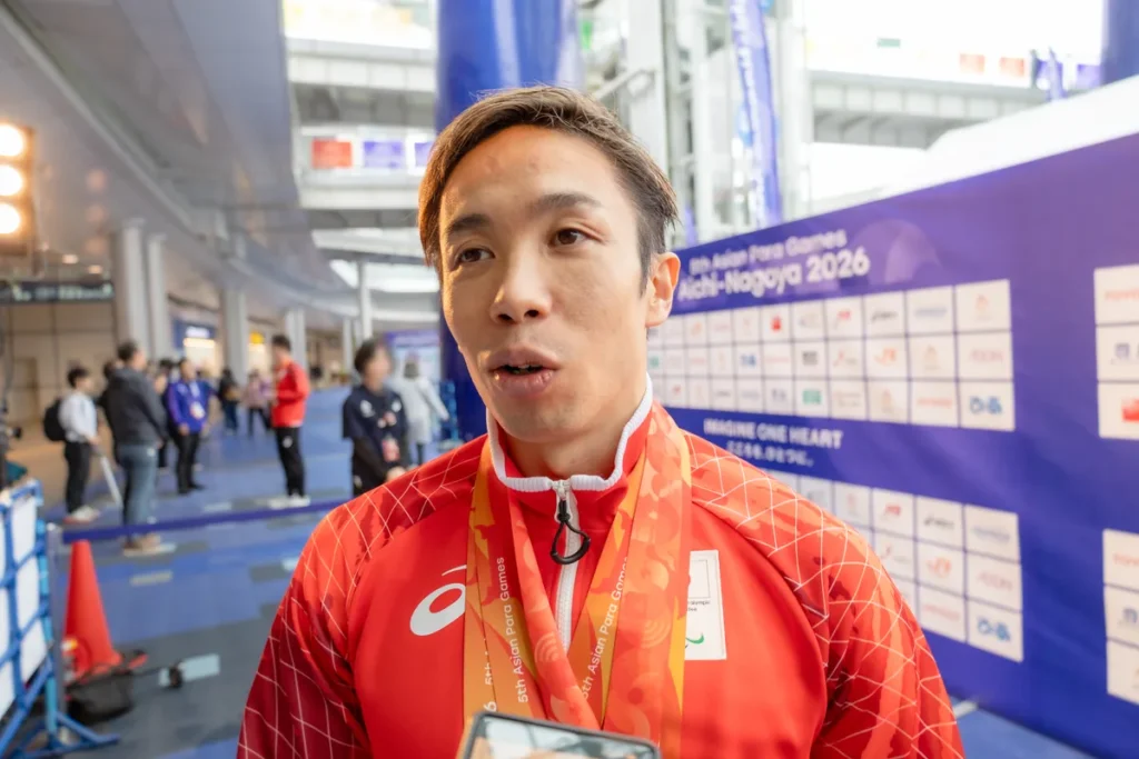 ミックスゾーンで話すパラ水泳の富田宇宙選手