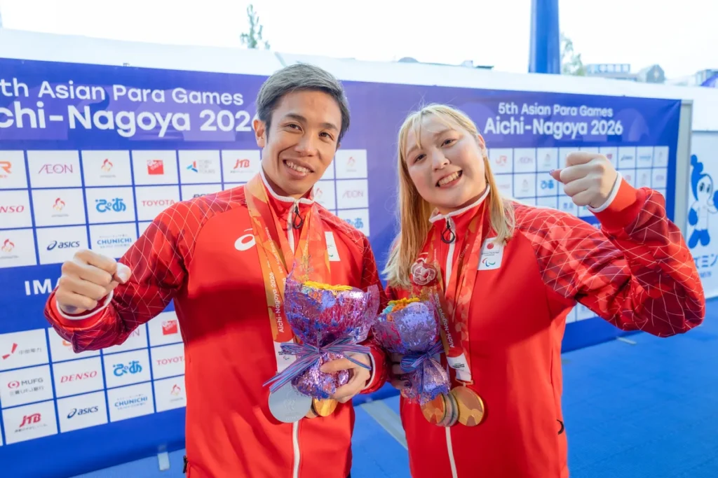 ミックスゾーンでメダルと花束を手に並ぶパラ水泳の富田宇宙選手と辻内彩野選手
