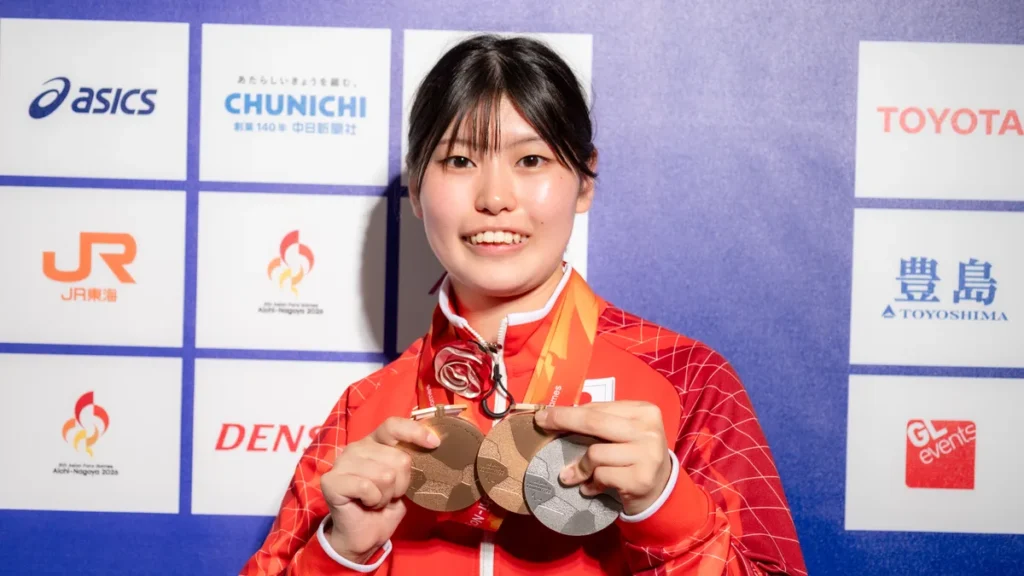 パラ卓球の友野有理選手。銀メダルと2つの銅メダルを手に