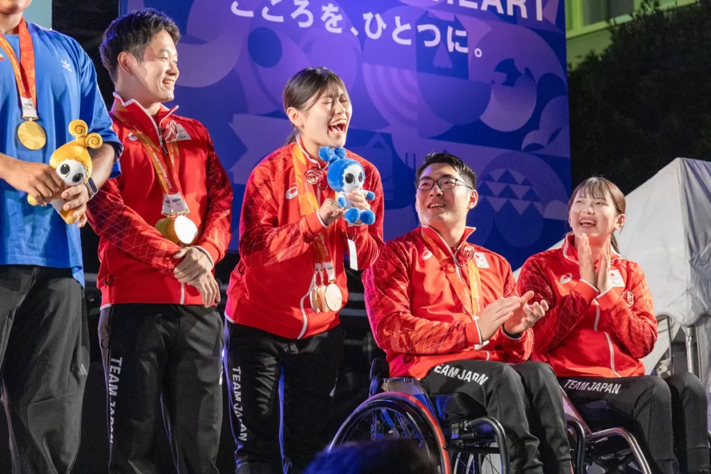 アスリートセレブレーションのステージで、観客からの「有理」コールにこたえるパラ卓球の友野有理選手