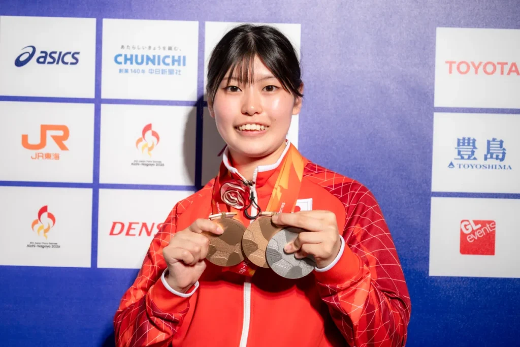 ミックスゾーンで銀メダルと2つの銅メダルを手にするパラ卓球の友野有理選手