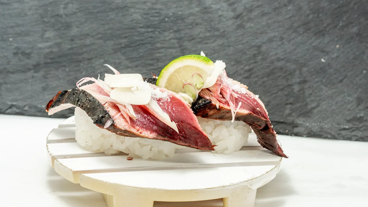 魚魚丸 天白店のオープン記念価格429円で食べられる藁焼きかつおにぎり