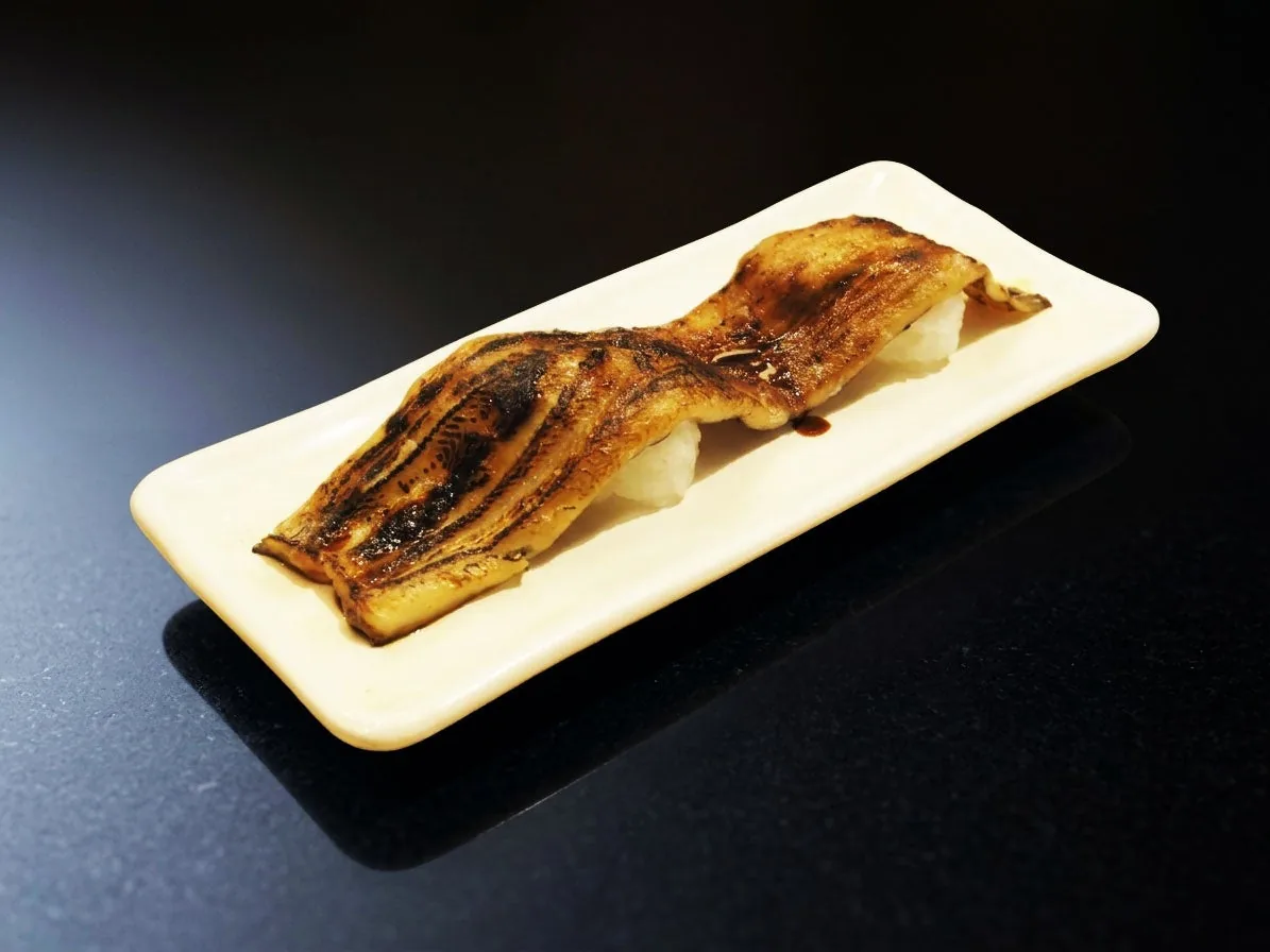 あなごを丸ごと一本のせた魚魚丸の名物焼穴子一本勝負(638円)