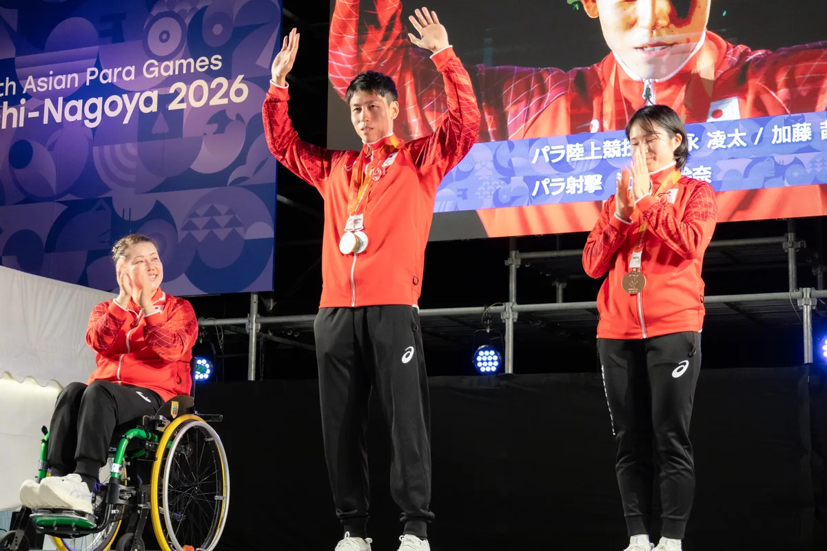 ステージに並ぶ辻尾玲奈選手、福永凌太選手、加藤茜選手
