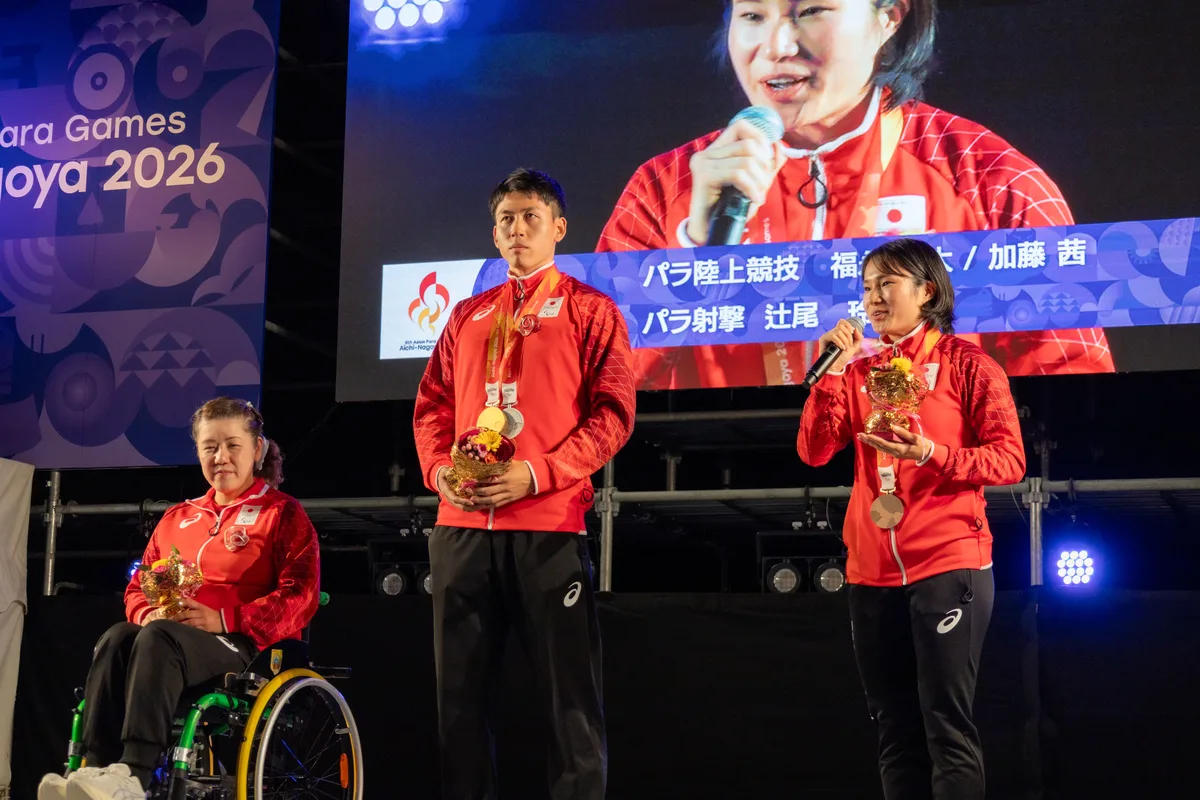 花束を手にステージに並ぶ辻尾玲奈選手、福永凌太選手、加藤茜選手