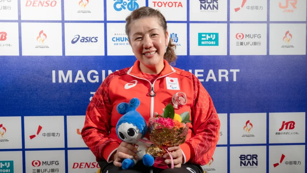 パラ射撃の辻尾玲奈選手。ウズミンのぬいぐるみと花束を手に