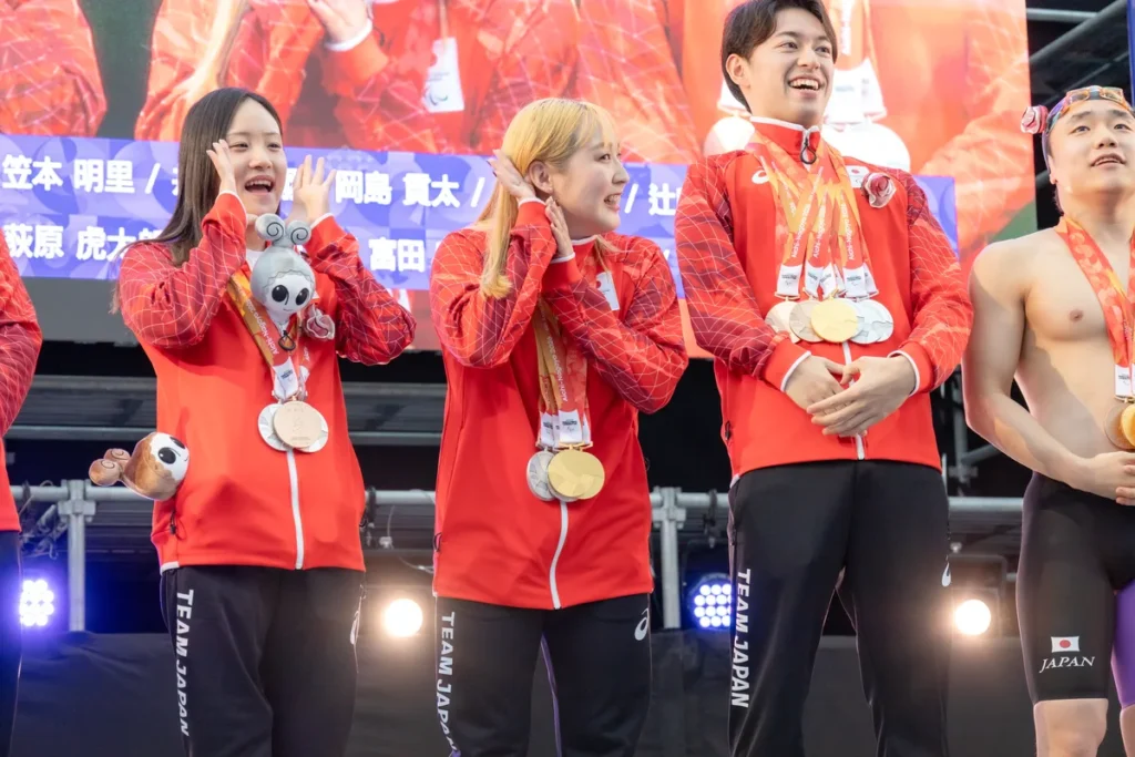 観客からの「彩野」コールを、手を耳に当てて聞く辻内彩野選手
