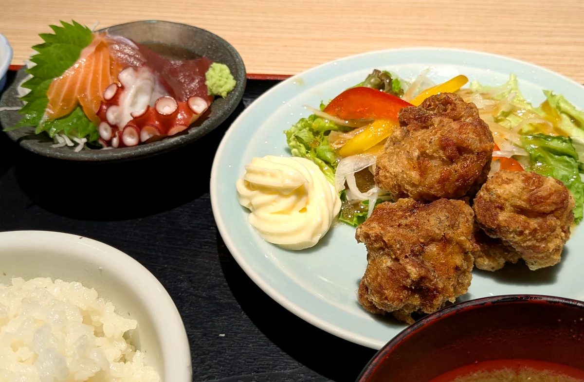 魚ずみのカラサシ定食の刺身(サーモン・マグロ・タコ)と、サラダを添えた唐揚げ