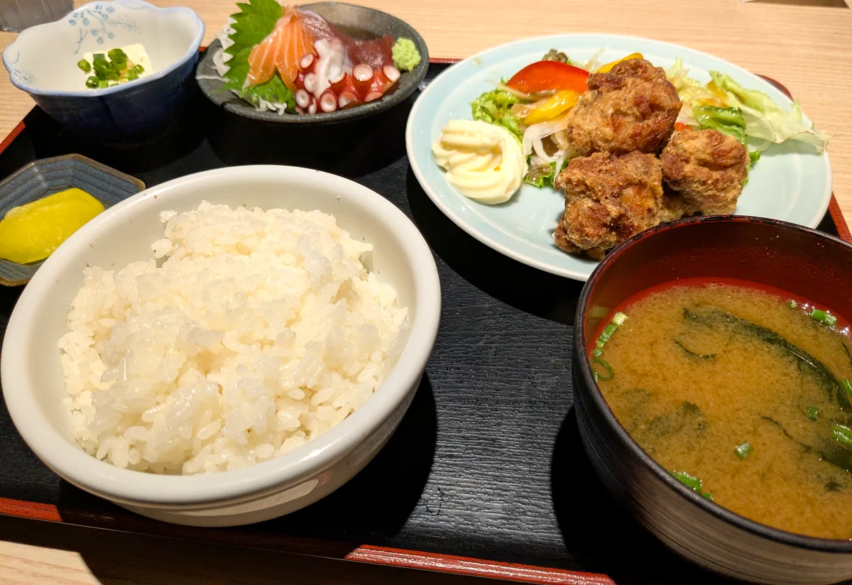 魚ずみのカラサシ定食(税込1,200円)。刺身・唐揚げ・ごはん・味噌汁・小鉢・漬物がお盆にそろう
