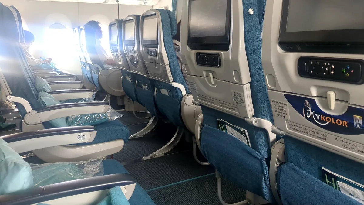 ベトナム航空エアバスA350のエコノミークラス。座席ごとに個人用モニターが付く