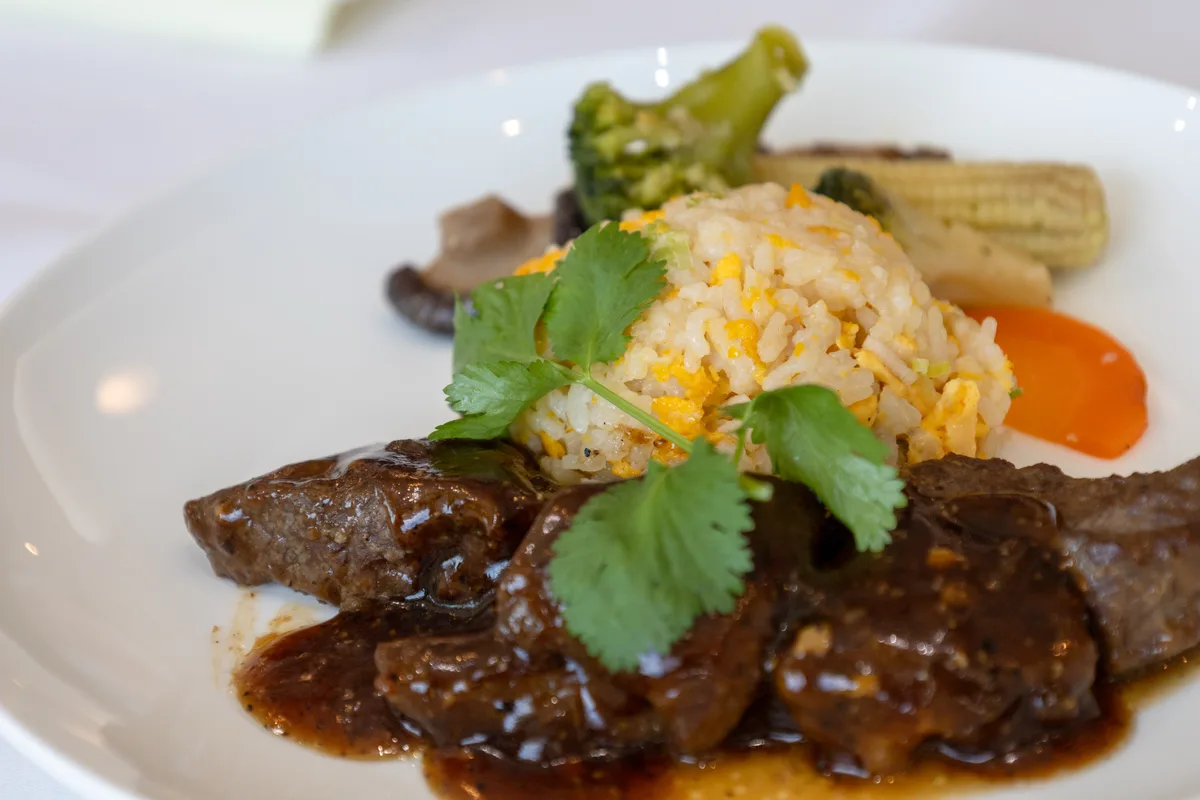 洋食メインの牛ヒレ肉の黒胡椒炒めとジャスミンライスの炒めご飯