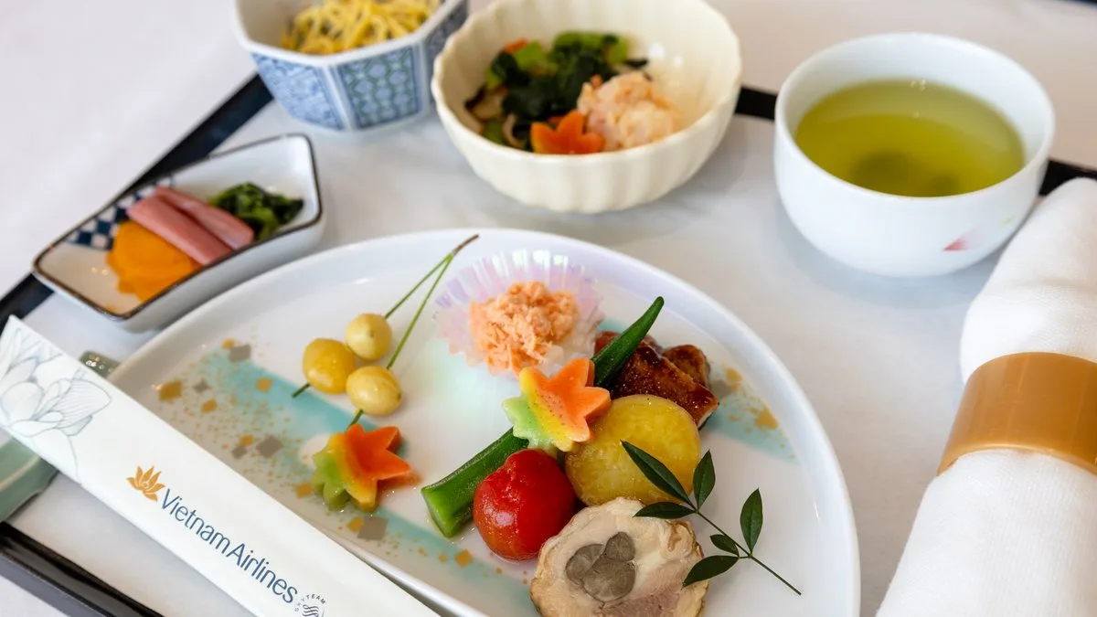 ベトナム航空ビジネスクラス和食の前菜。銀杏の松葉刺しや紅葉の形の麩が並ぶ