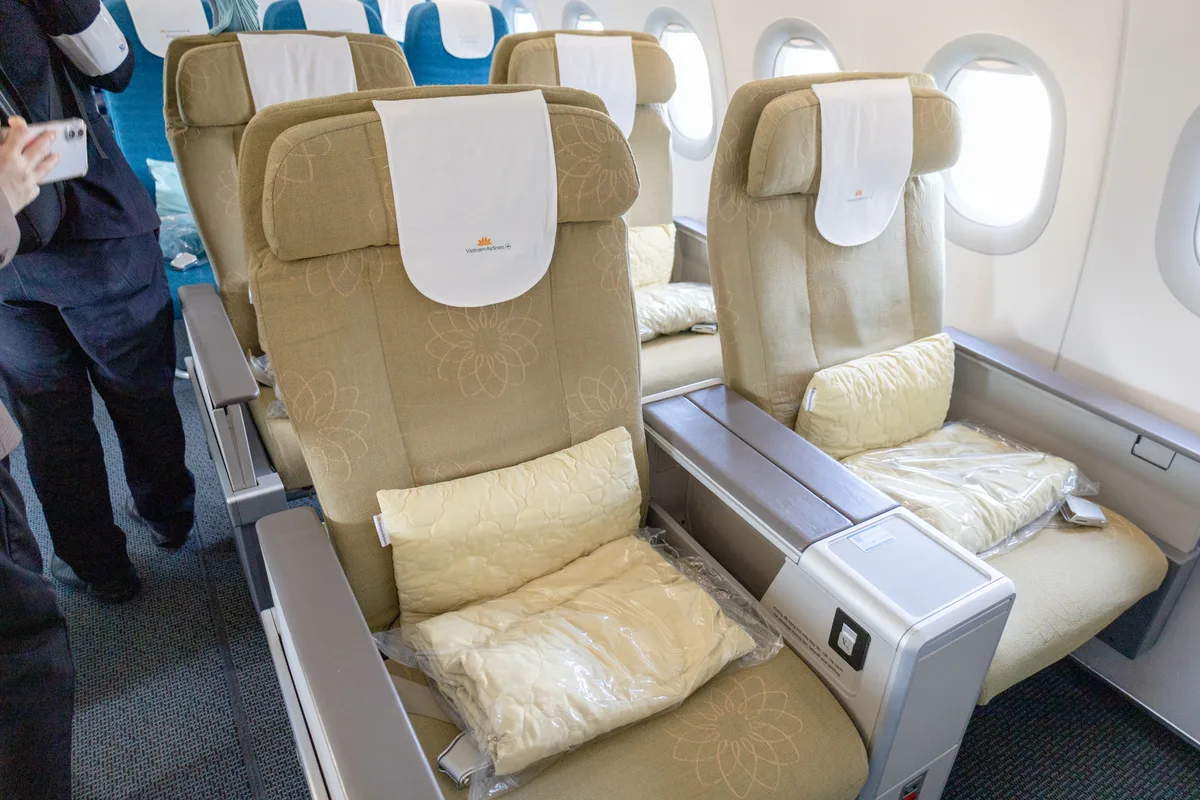 ベトナム航空ビジネスクラスの座席。クッションとレッグレスト付き