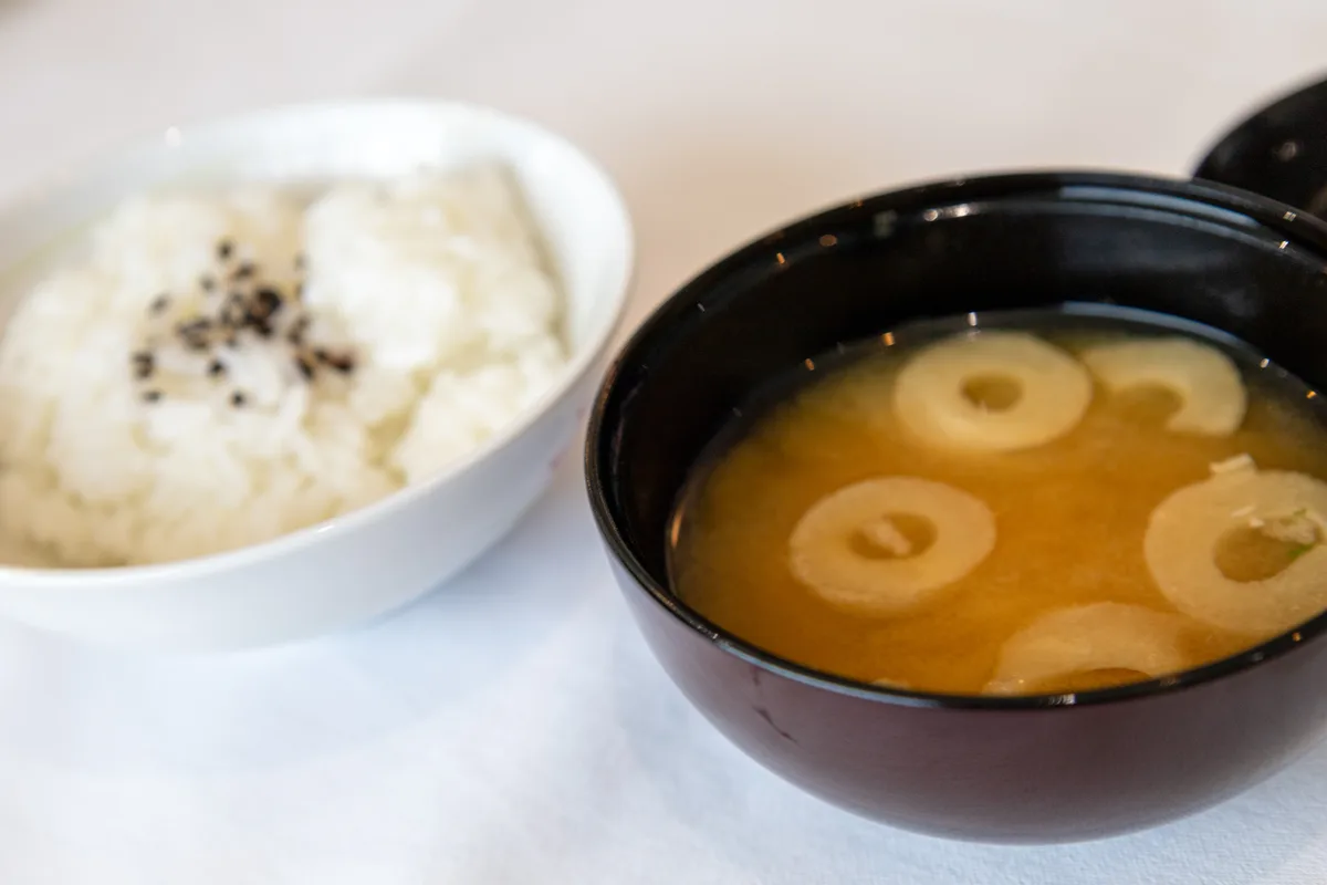 黒ごまをのせた白ご飯と味噌汁