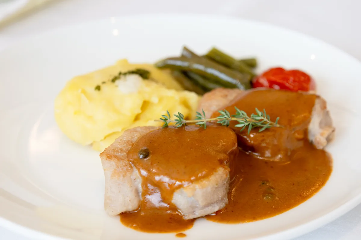 洋食メインの豚肉のソテー ブルーチーズソース