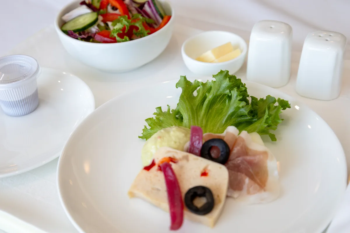 洋食の前菜(生ハムとメロン、テリーヌ)とサラダ