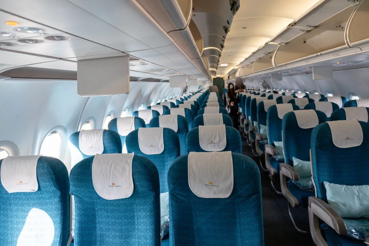 ベトナム航空のエコノミークラス客室。青いシートが3席ずつ並ぶ