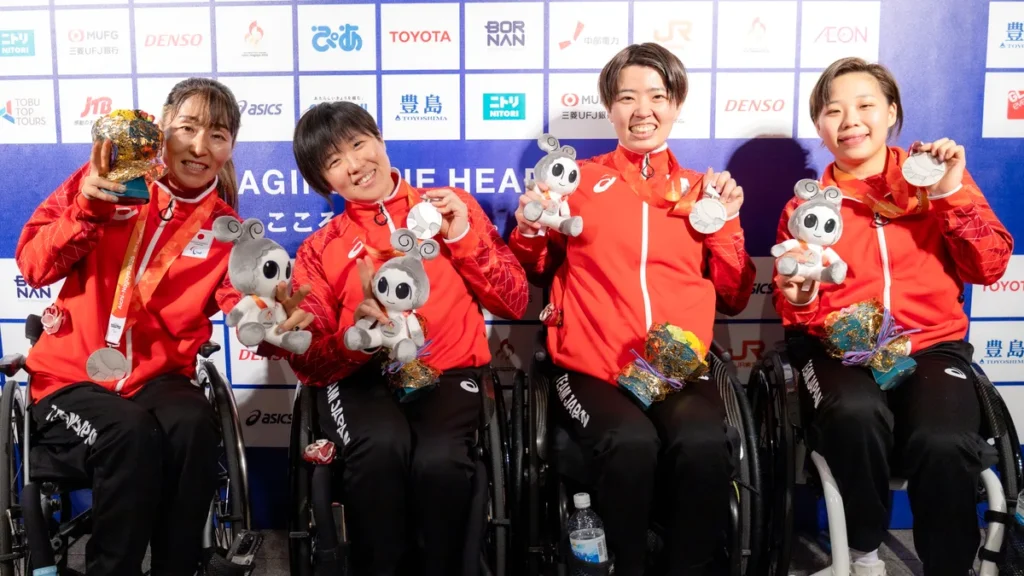 ミックスゾーンで銀メダルと花束を手に並ぶ車いすバスケットボール女子日本代表の4選手