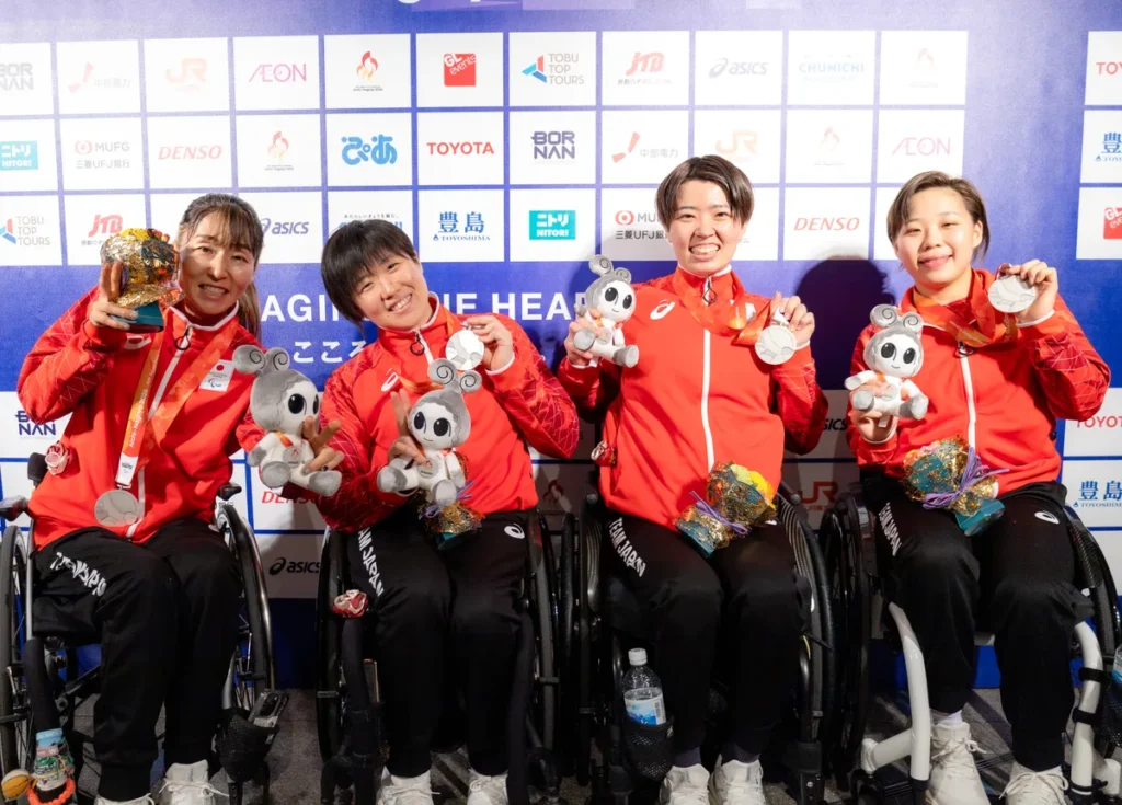 ミックスゾーンで銀メダルと花束を手に並ぶ車いすバスケットボール女子日本代表の4選手