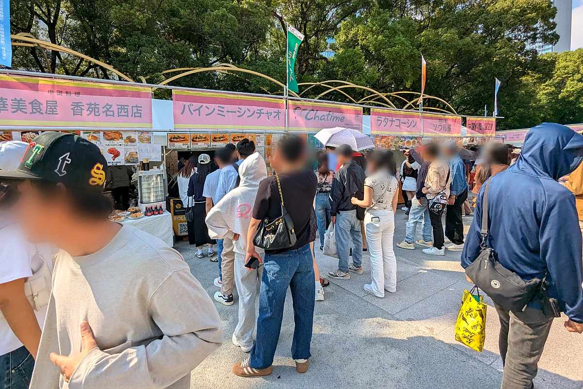 ワールドフェスティバルin愛知の飲食ブース。バインミーシンチャオやChatimeの前に人が並ぶ様子