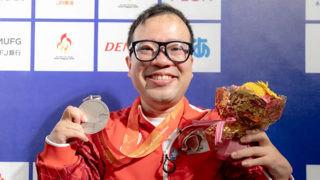 パラ卓球の八木克勝選手。銀メダルと花束を手に