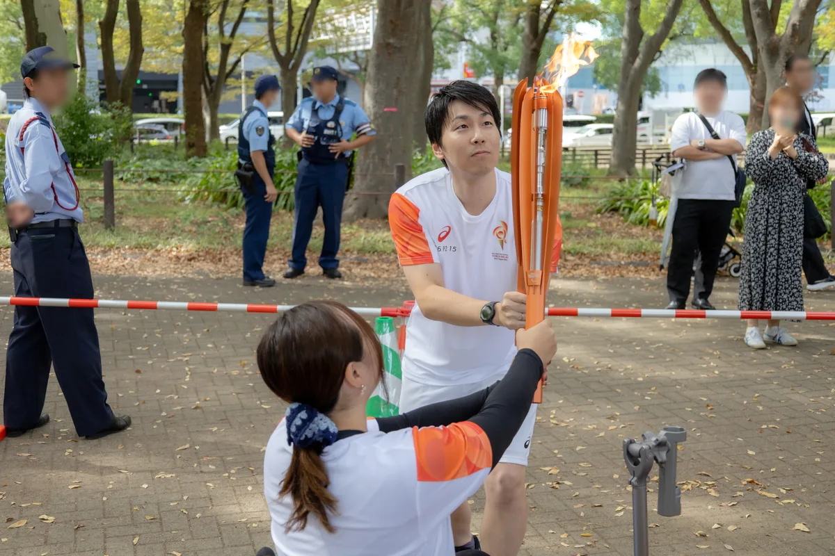 次のランナーへ聖火をつなぐ山田拓朗さん