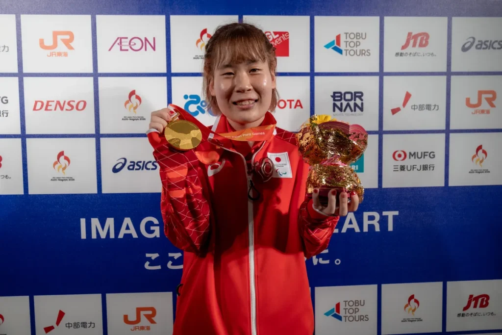金メダルと花束を手にする山口美也選手