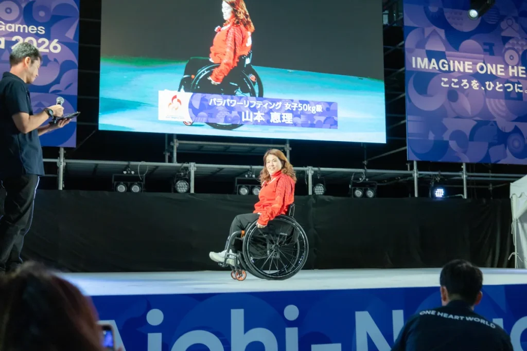 アスリートセレブレーションのステージに車いすで登場する山本恵理選手