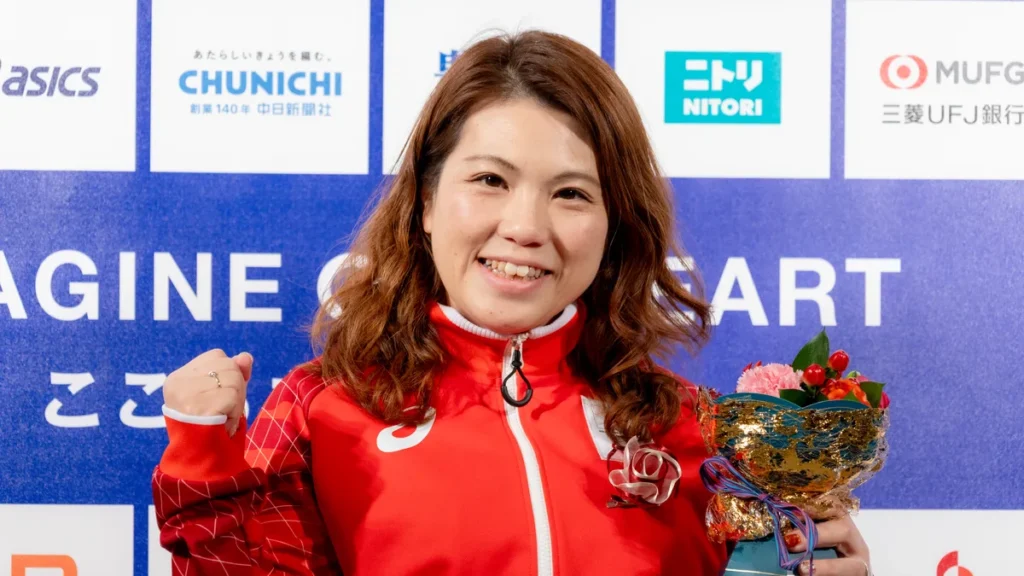 パラパワーリフティングの山本恵理選手。花束を手にガッツポーズ