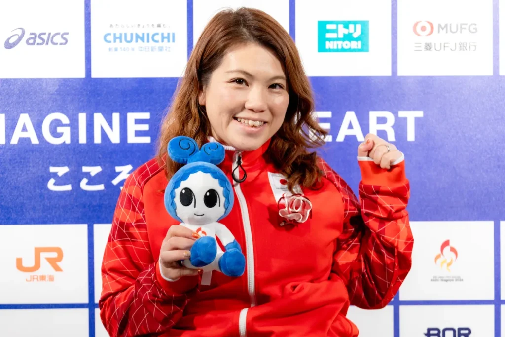 ウズミンのぬいぐるみを手にする山本恵理選手
