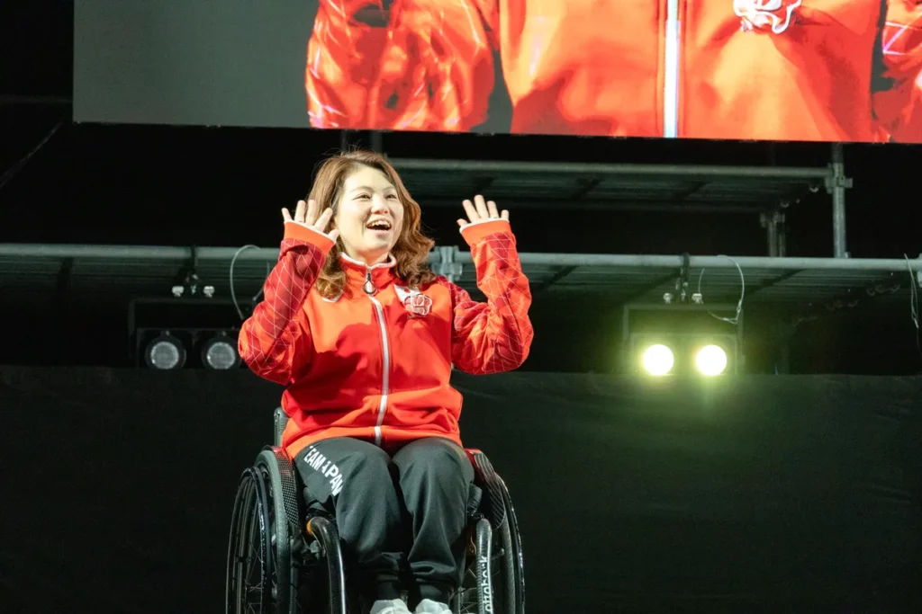 車いすで客席に手を振る山本恵理選手