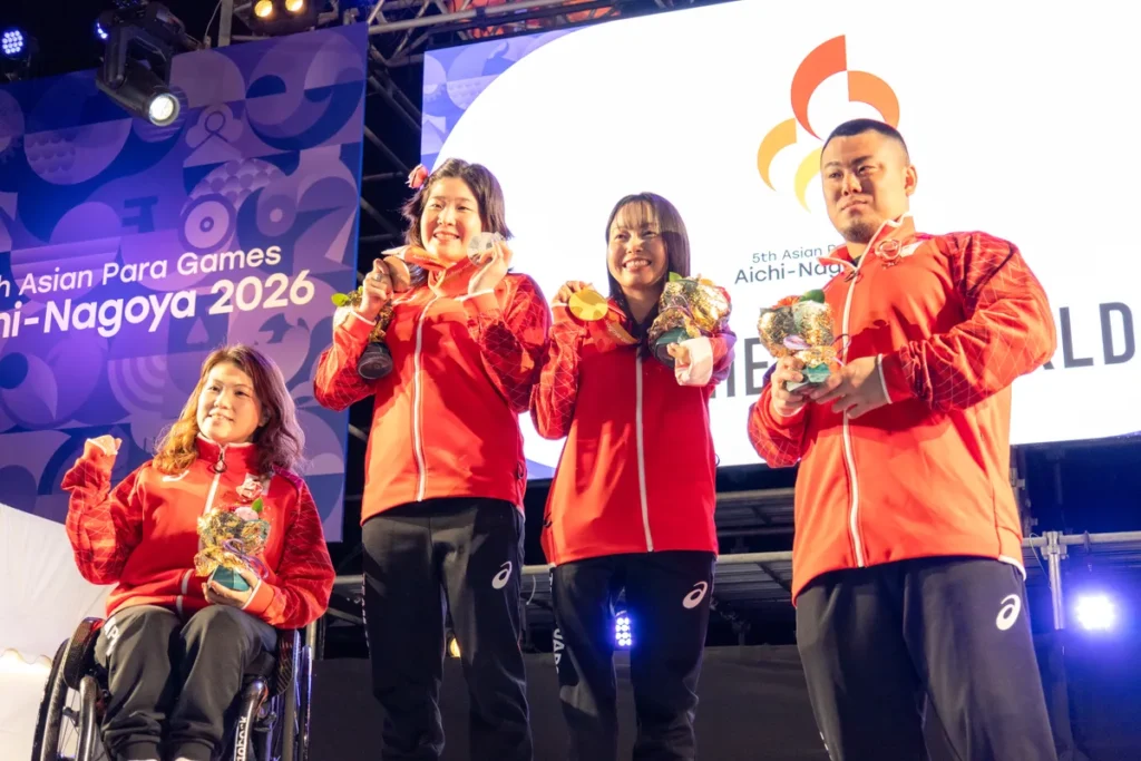 ステージに並ぶパラパワーリフティングの山本恵理選手、パラ水泳の水上真衣選手、西田杏選手、パラパワーリフティングの日野雄貴選手